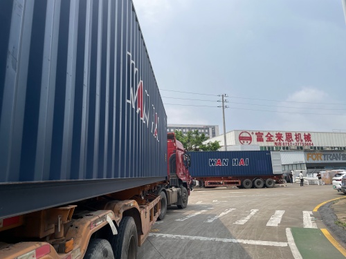 FORTRAN accelerează expedierea după vacanță: două containere cu linii rotative de bandă de margine și mașini de tăiat carton se îndreaptă spre Polonia