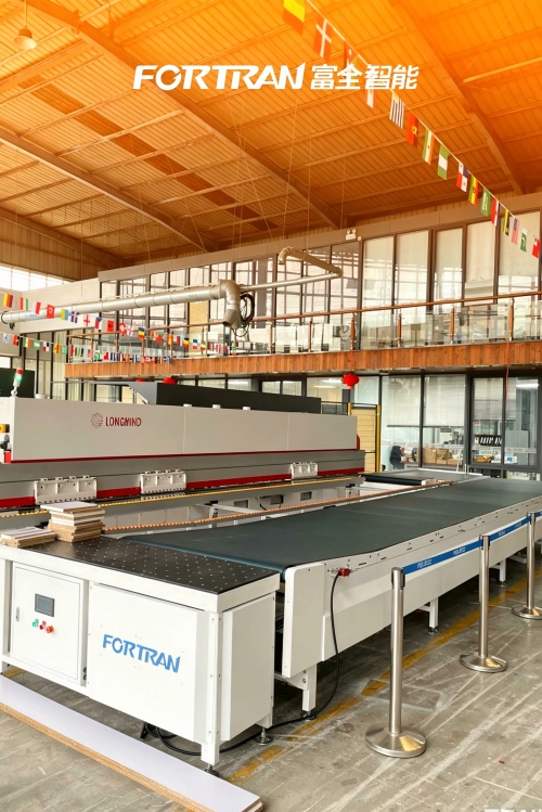 Un producător veteran de 27 de ani lansează transportorul universal cu retur cu bandă: se potrivește tuturor dimensiunilor de plăci + masă cu aer plutitor cu ridicare automată